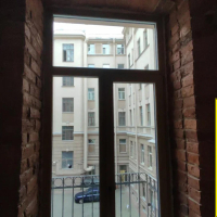 Центральный район, пр. Загородный 24, установка пластиковых дверей в доме старого фонда