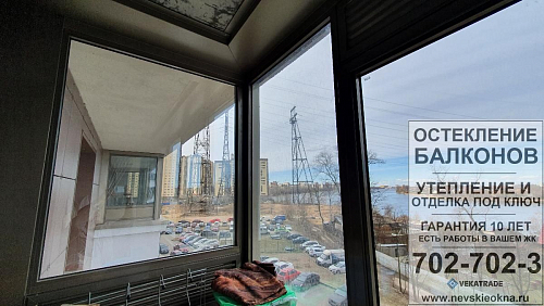 Невский район, ул. Заводская 15, отделка балкона пластиковой панелью и замена вентиляционной решетки