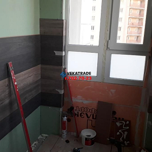 Фото отделки балкона ламинатом в ЖК Море-океан